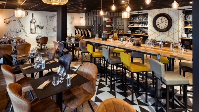 Bar et salle intérieure du restaurant