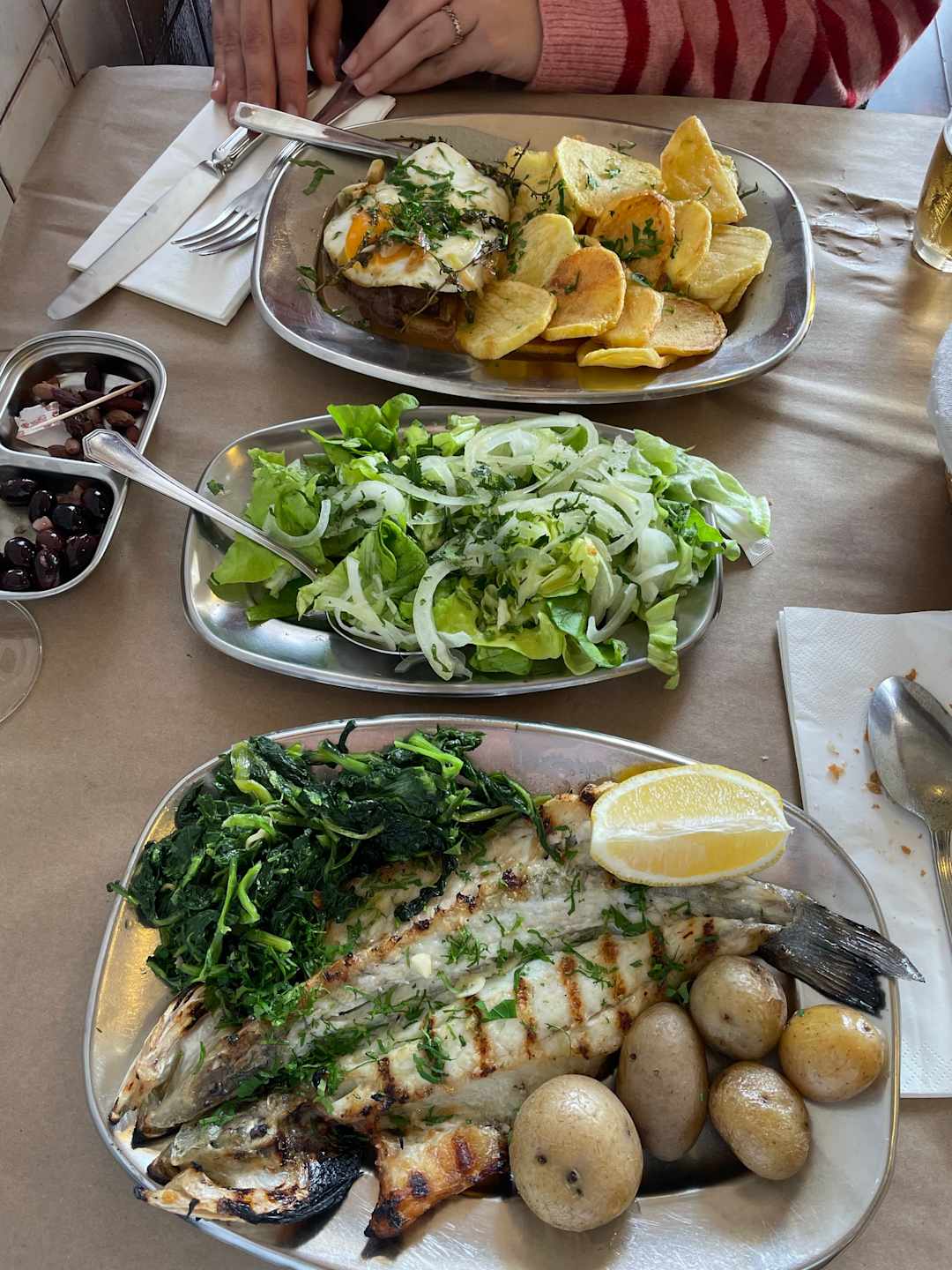 Peixe grelhado e acompanhamentos, sugestivos da cozinha do Tropical do Meco