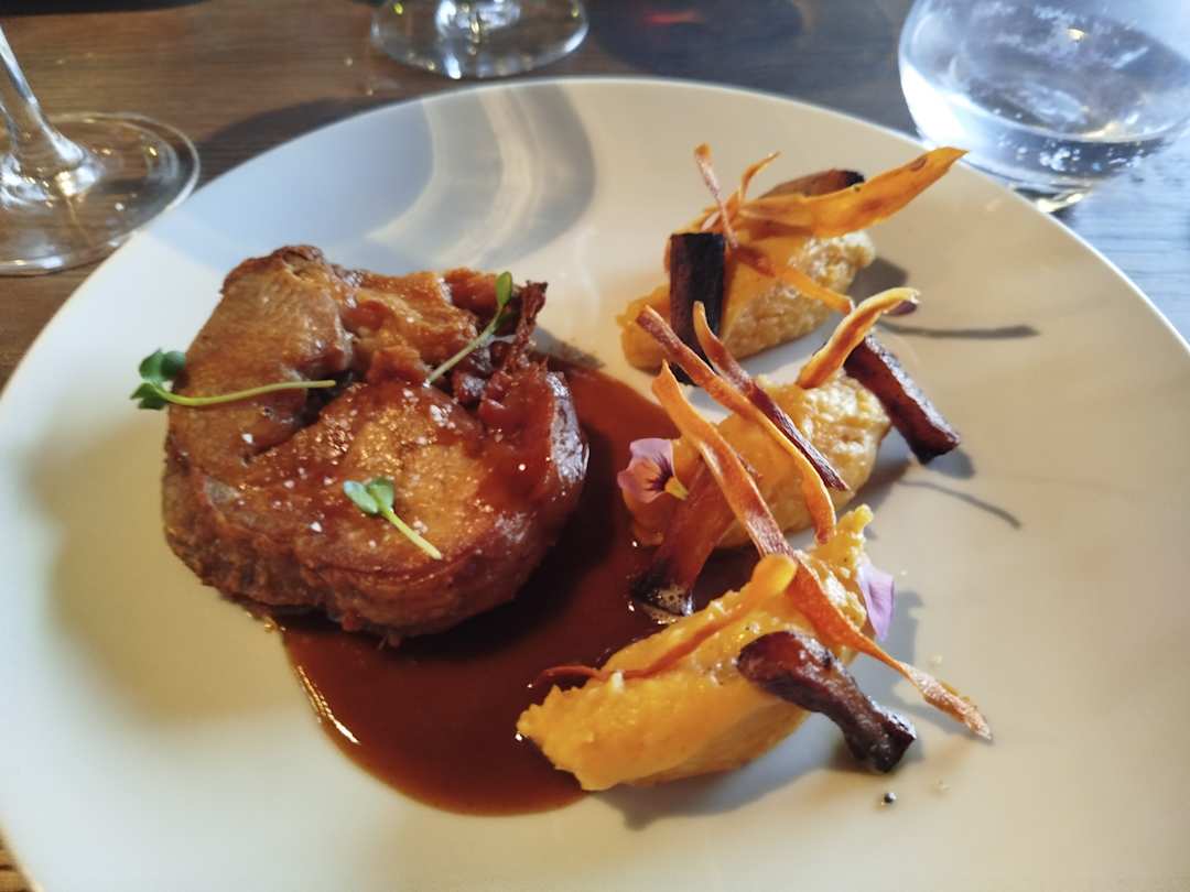 ベルナール・ビュッフェ「Annabel a la robe rouge」 La Robe Rouge in Villié-Morgon - Restaurant Reviews, Menu and