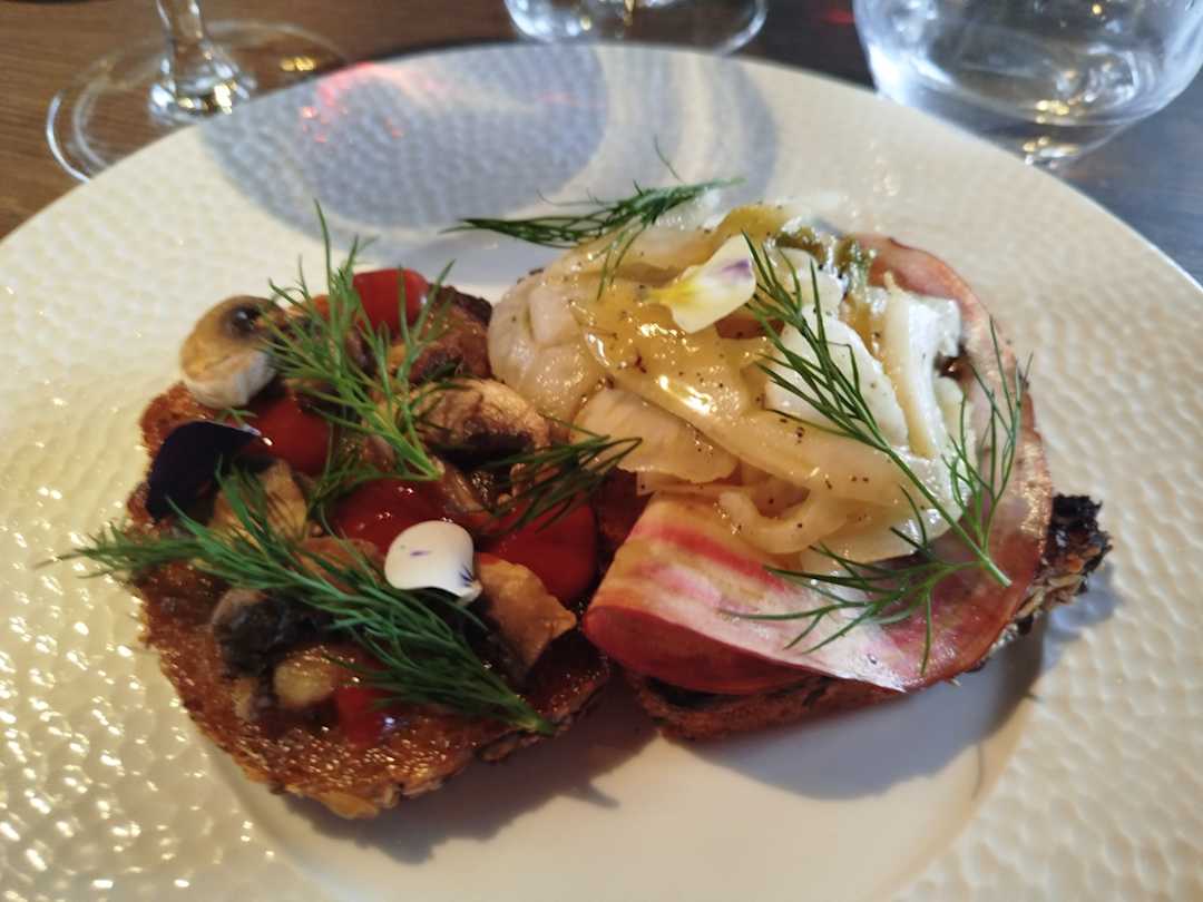 ベルナール・ビュッフェ「Annabel a la robe rouge」 La Robe Rouge in Villié-Morgon - Restaurant Reviews, Menu and