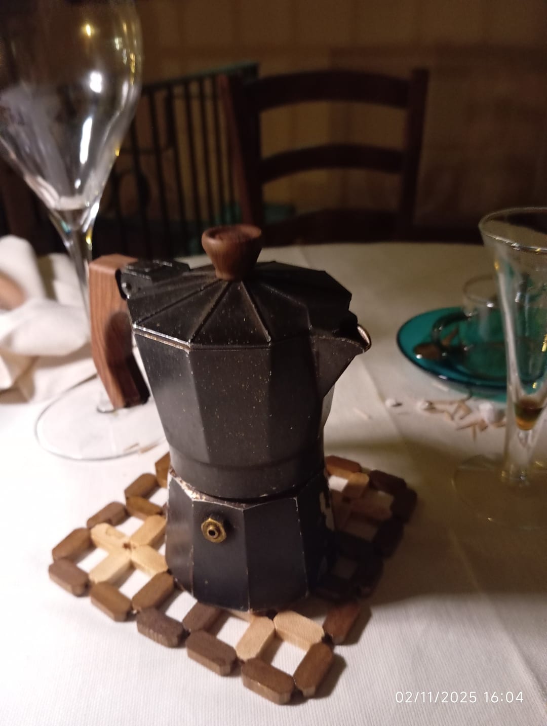 Yosh qizlar BDSM porno videolarida qattiq sikiladilar