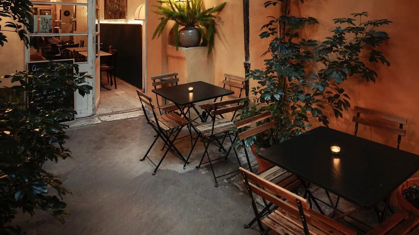 Sala interna di Antica Latteria con luci calde