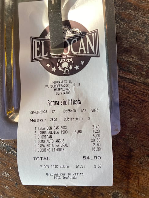 Selección de bebidas y platos, incluyendo agua con gas, chorizo, papa rota, lomo alto Angus y cochinillo. Total: 54.30 con 19% IGIC incluido.