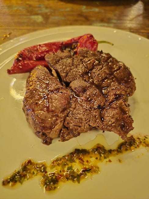 Carne de res tierna con pimiento rojo a la parrilla y salsa de hierbas frescas.
