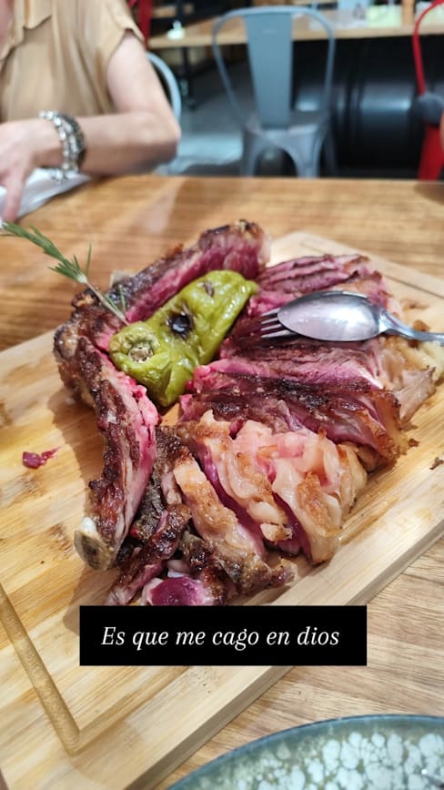 Carne de res a la parrilla, cocinada a término medio, acompañada de pimiento verde asado.