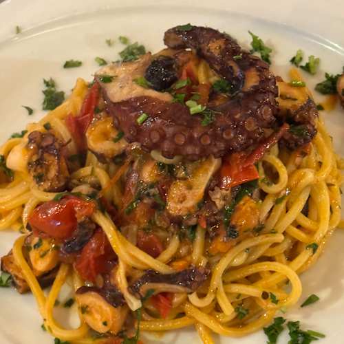 Piatto di tonnarelli con salsa cremosa servito al ristorante La Cantina Romana