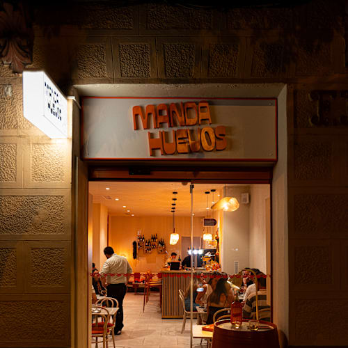 Manda Huev0s, Barcelona