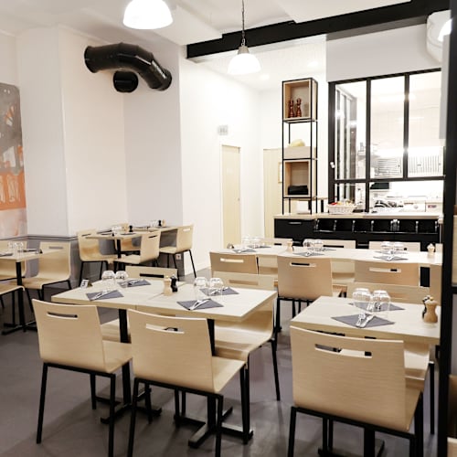 La Cour du Faubourg, Paris