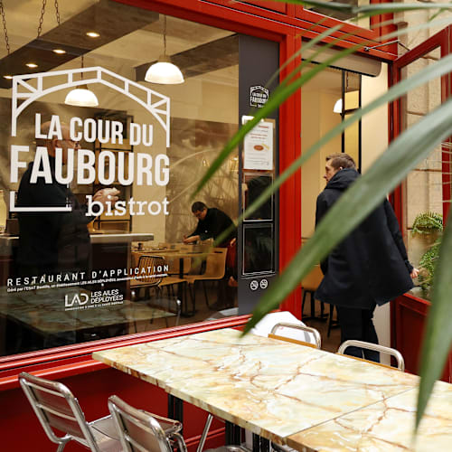 La Cour du Faubourg, Paris