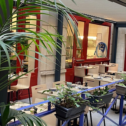 La Cour du Faubourg, Paris