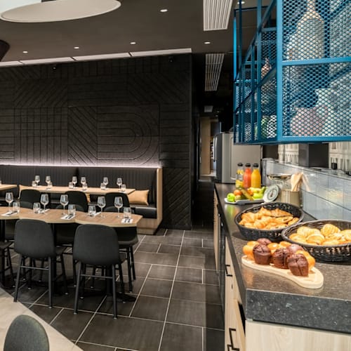 Kitchen & Bar at Courtyard By Marriott Paris Créteil, Créteil