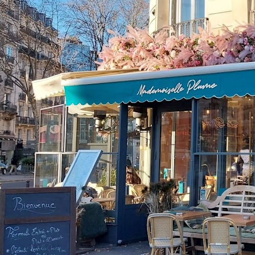 Mademoiselle Plume, Paris