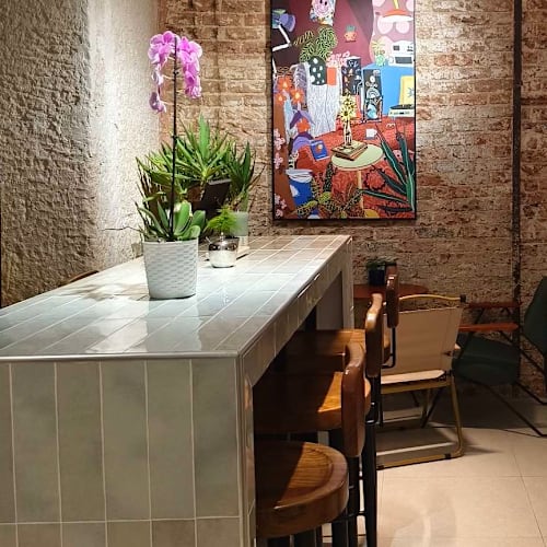 Okasia, Paris