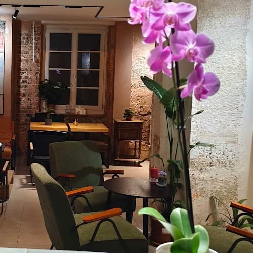 Okasia, Paris