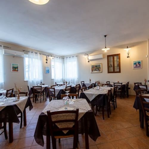 La Cicala e la Formica, Castelvecchio di Cómpito