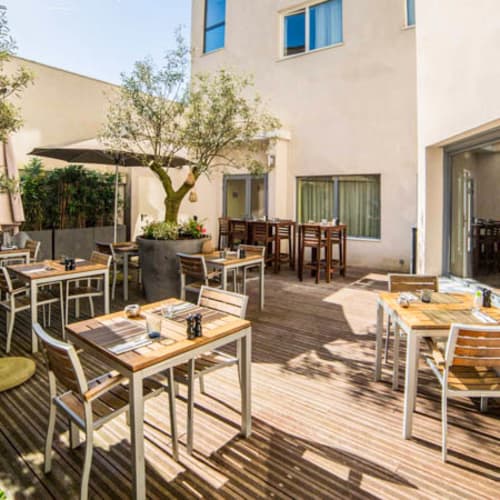 Kitchen and Bar by Courtyard Arcueil, Arcueil