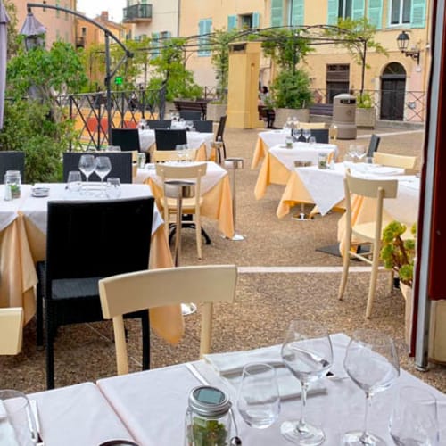 Tony, Menton
