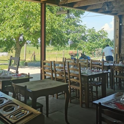 La Table des Huit Pilon, Porte des Pierres Dorées