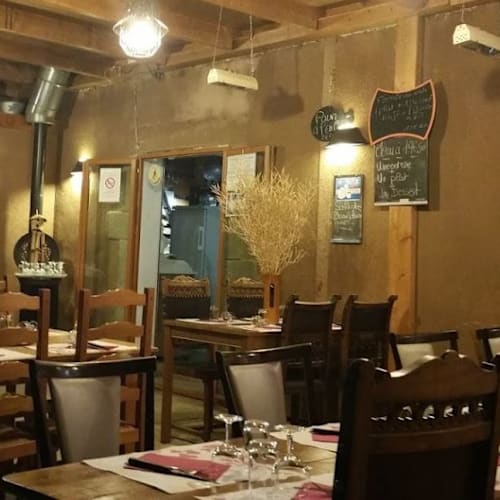La Table des Huit Pilon, Porte des Pierres Dorées
