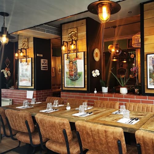 Aim Thai, Versailles