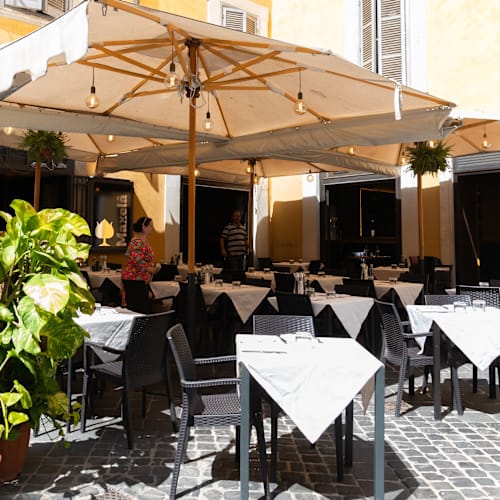 Maxela, Roma