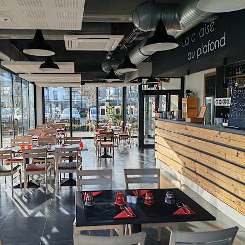 La Chaise au Plafond, Lesquin