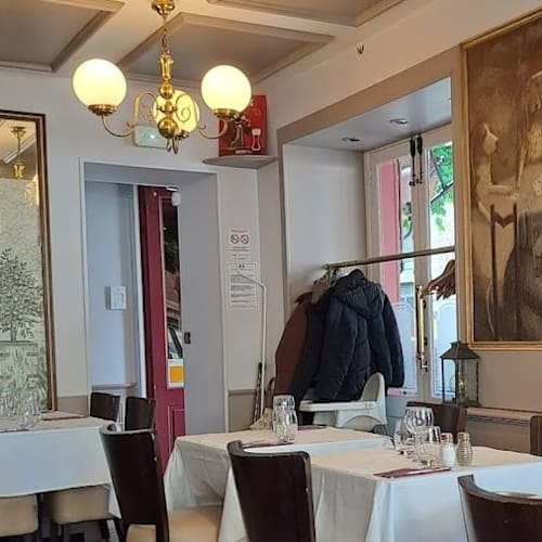 Au Chien qui Fume, Versailles