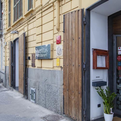 Veritas, Napoli