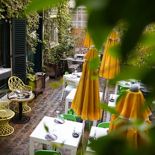 Derrière, Paris