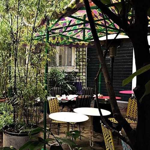 Derrière, Paris