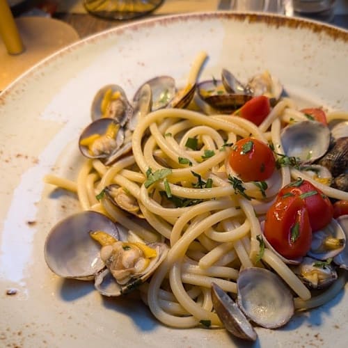 Degusteria, Como