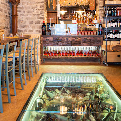 Degusteria, Como
