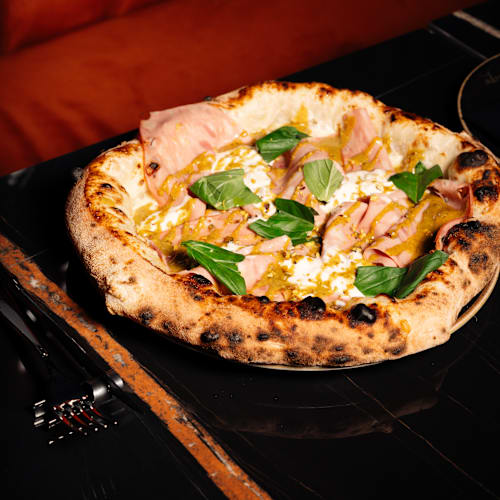 Anema e pizza di G. Sorrentino, Napoli