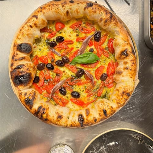 Anema e pizza di G. Sorrentino, Napoli