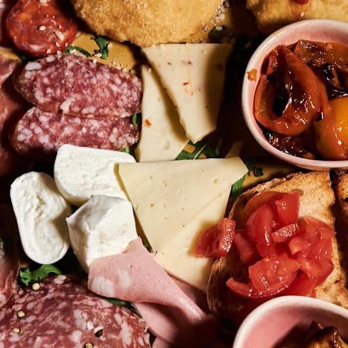 MoMo Concept Pub, Latina