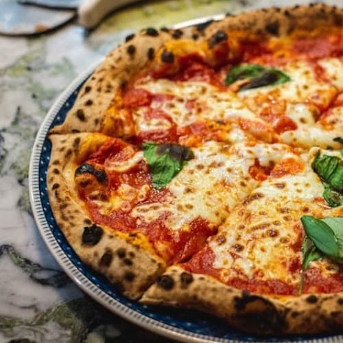 Rubini's Pizzaria, Luz