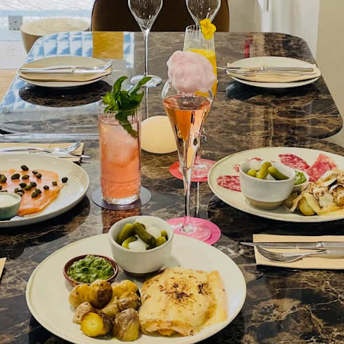 Sabrage Champagne and Raclette Bar, Cascais