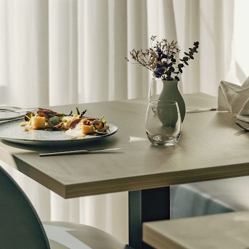 Cobalt Restaurant, Vau
