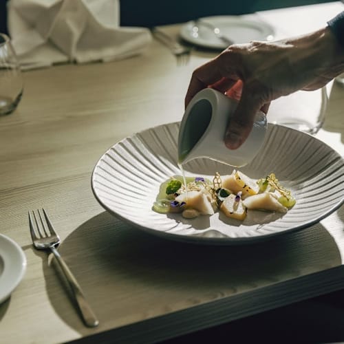 Cobalt Restaurant, Vau
