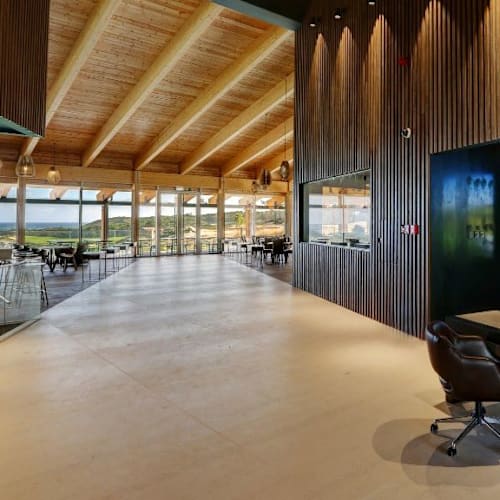 Club House West Cliffs, Vau