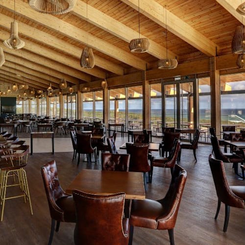 Club House West Cliffs, Vau