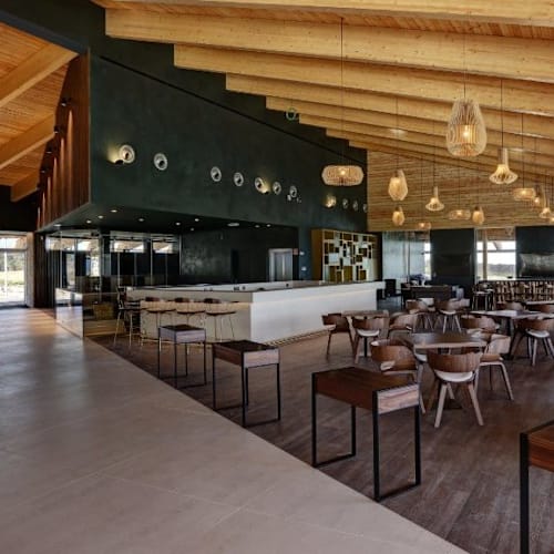 Club House West Cliffs, Vau