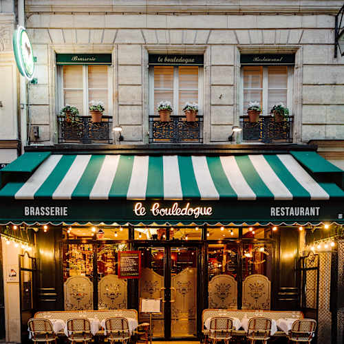 Le Bouledogue, Paris