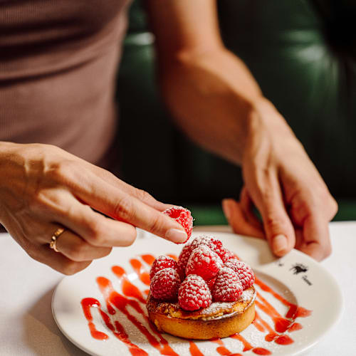 Le Bouledogue, Paris