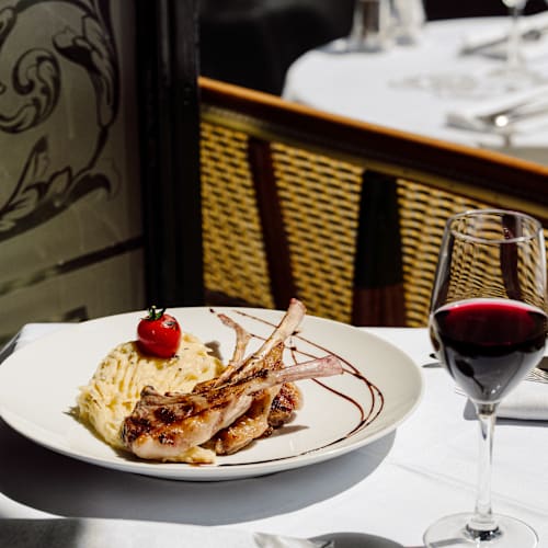 Le Bouledogue, Paris