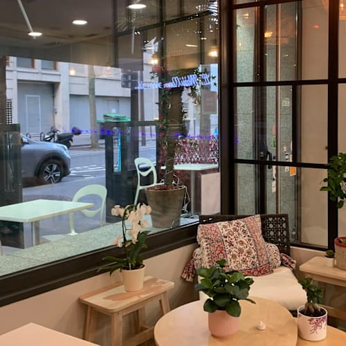 Maji, Paris