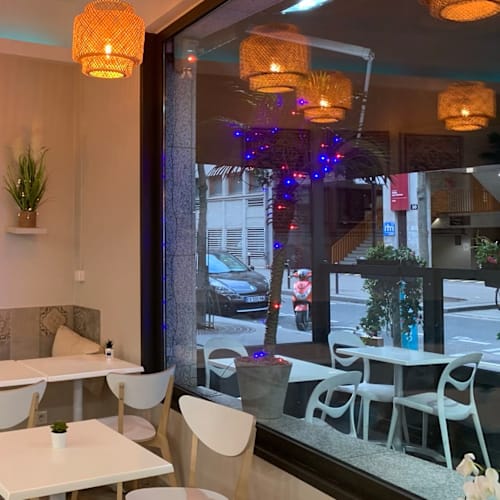 Maji, Paris
