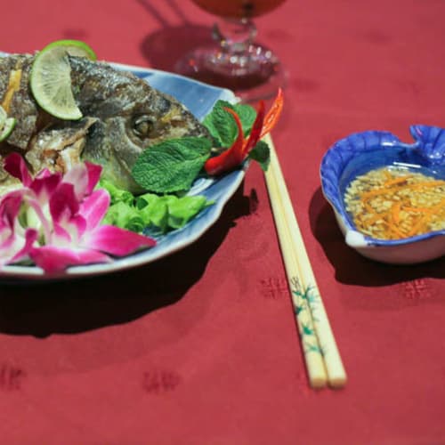 Escale à Saigon, Paris