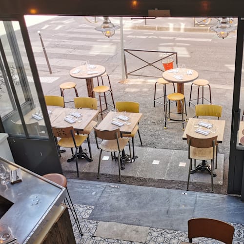 Les Dessous de la Robe, Paris