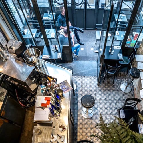 Les Dessous de la Robe, Paris